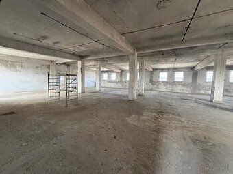 Skladový priestor o výmere 320 m2 s novou pancierovou podlah