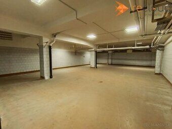 Skladový priestor o výmere 320 m2 s novou pancierovou podlah