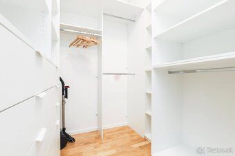 Moderný 2-izbový byt s balkónom, parkovaním a krásnym výhľad