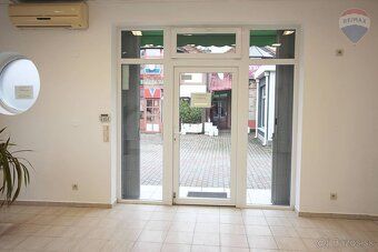 Realitná kancelária RE/MAX ponúka na prenájom prízemný obcho