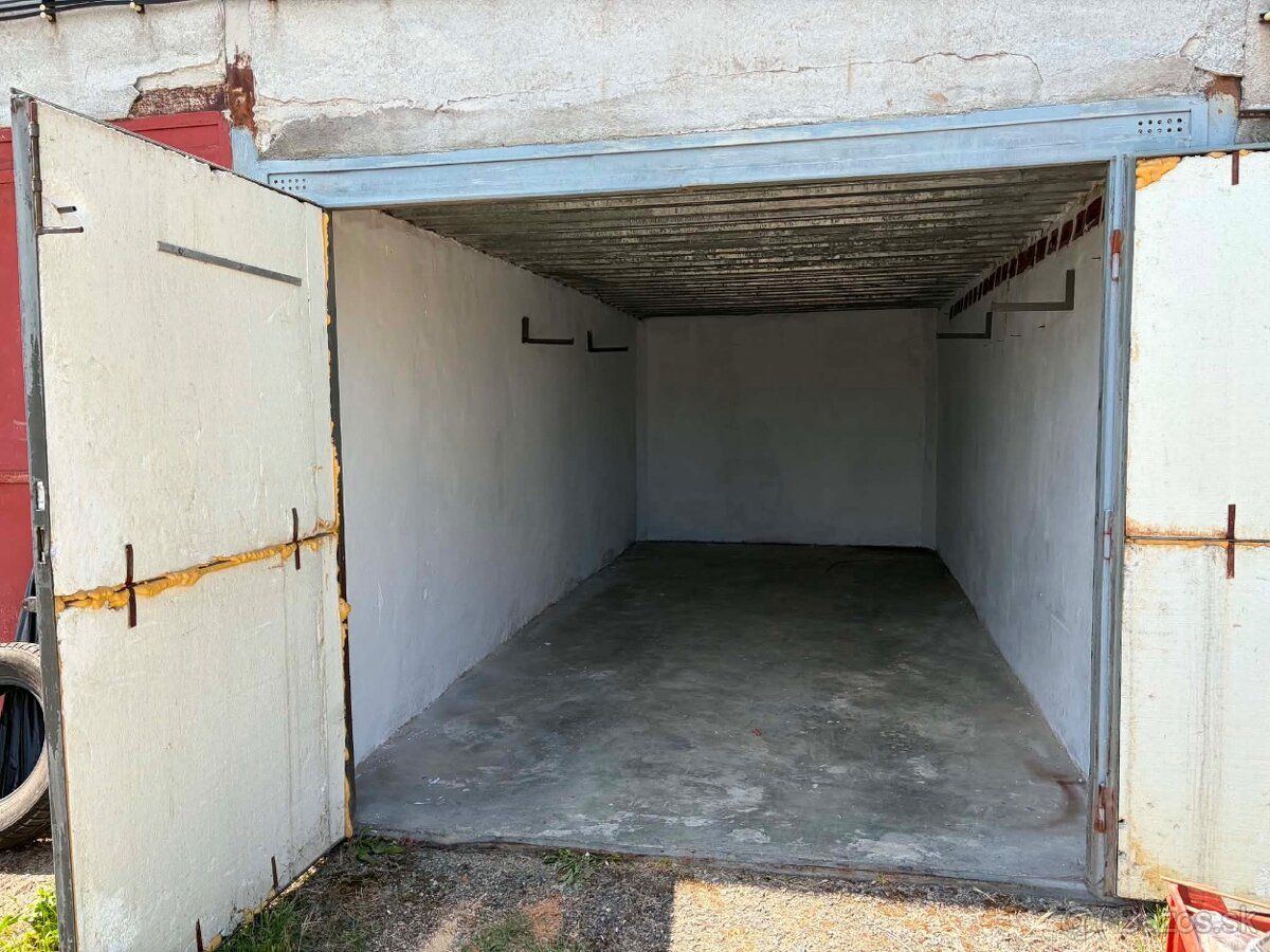 Ponúkame na predaj garáž s výmerou 17 m², situovanú vo vyhľa