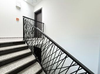 Trojizbový apartmán s dvoma terasami v modernej novostavbe S