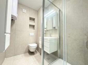 Trojizbový apartmán s dvoma terasami v modernej novostavbe S