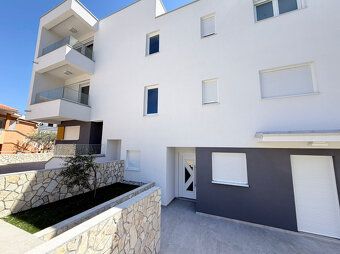 Trojizbový apartmán s dvoma terasami v modernej novostavbe S
