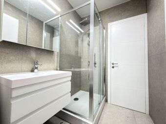 Trojizbový apartmán s dvoma terasami v modernej novostavbe S