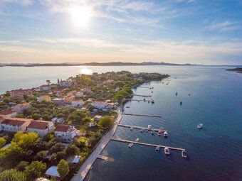 Investičný apartmánový dom len 70 m od mora v Sukošane, Chor