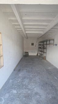 ​Hľadáte bezpečné parkovanie pre svoje auto, motorku alebo s