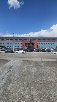​Hľadáte bezpečné parkovanie pre svoje auto, motorku alebo s