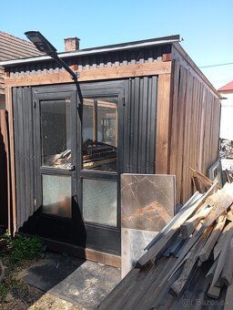 rozmer 6 x 2,5x 2.4 cca ,konstrukcia drevo zatepleny spodok 