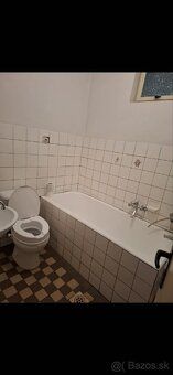 Predám rodinný dom v obci Veľké Ludince. Tri izby,kuchyņa,kú