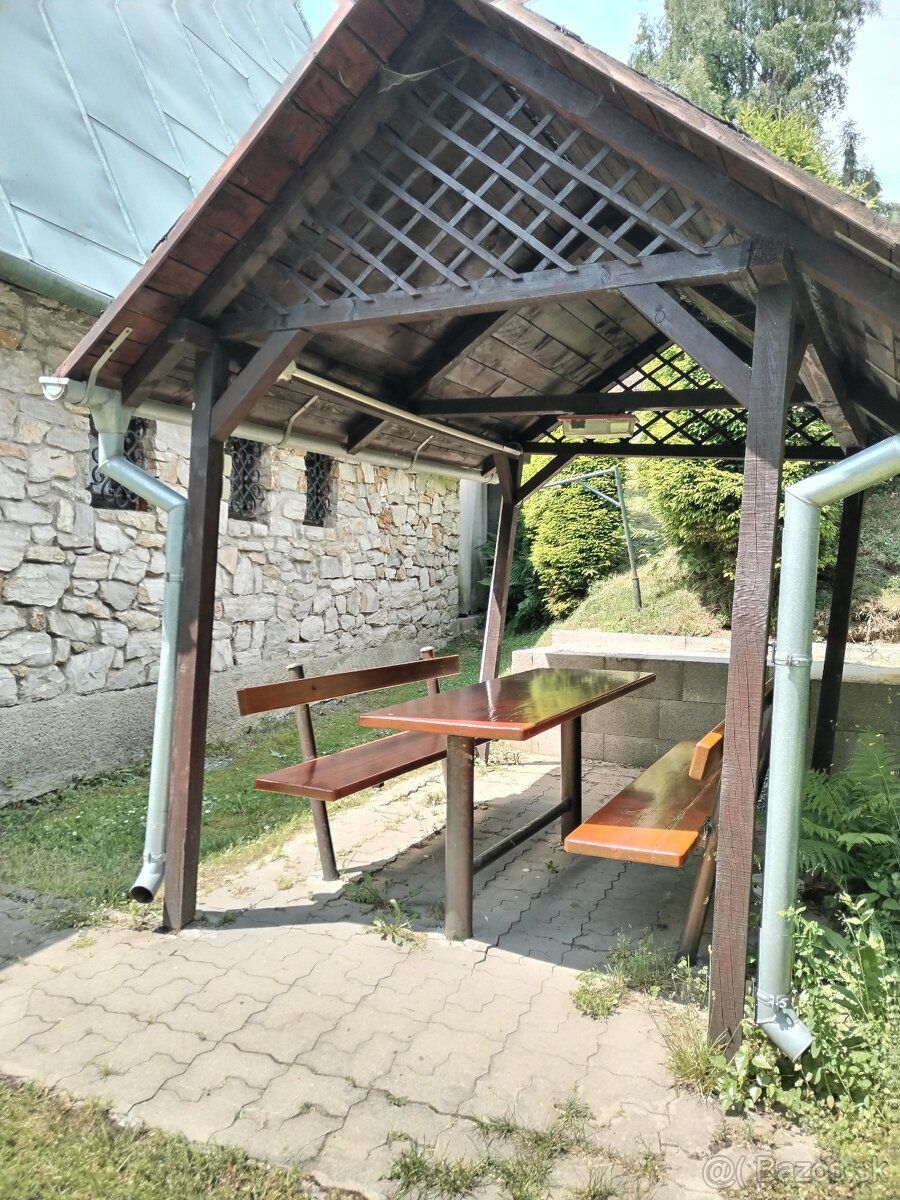 Predám celoročne obývateľnú chatu nachádzajúcu sa v rekreačn