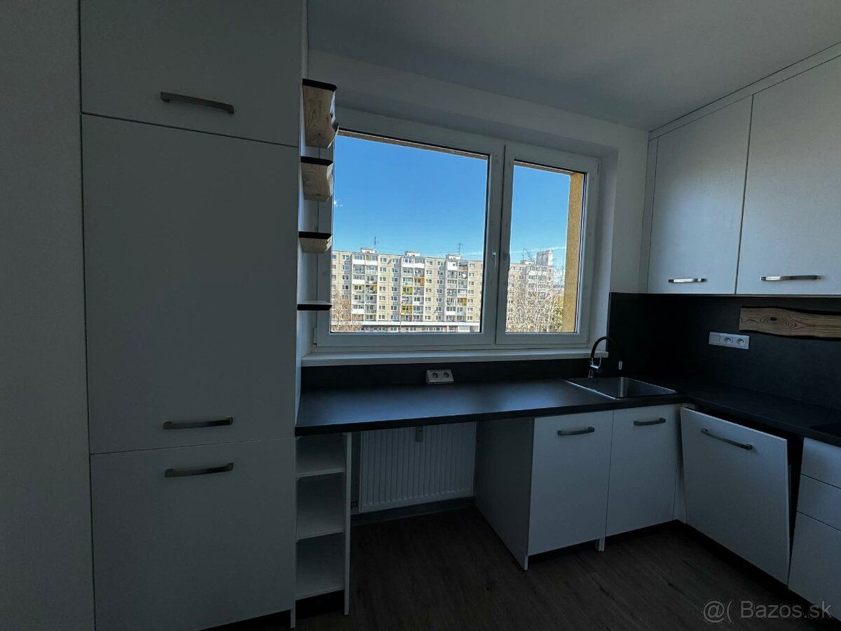 Prenajmem 3-izbový byt s balkónom na ulici K.Kuzmanyho , 3 p