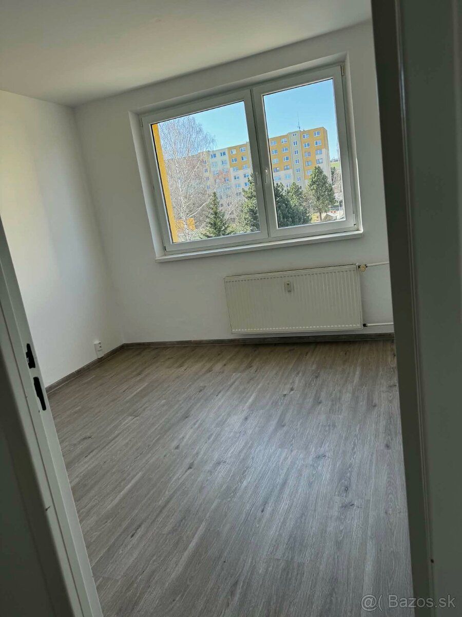 Prenajmem 3-izbový byt s balkónom na ulici K.Kuzmanyho , 3 p