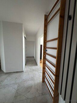 Ponúkam na dlhodobý prenájom priestranný, slnečný päťizbový 