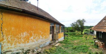 Popis
V tichej obci Červený Hrádok, Vám ponúkam starší, 68m2