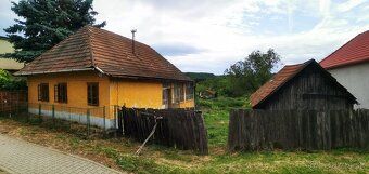 Popis
V tichej obci Červený Hrádok, Vám ponúkam starší, 68m2