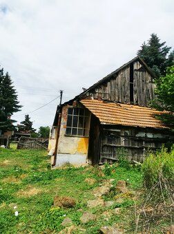 Popis
V tichej obci Červený Hrádok, Vám ponúkam starší, 68m2