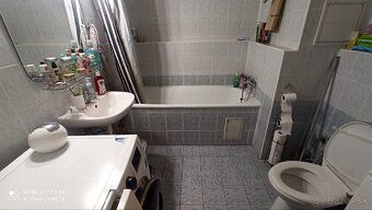 Dávam do podnájmu 3 izby byt o rozlohe 63 m2 s balkónom, kľu