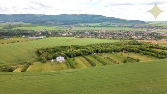 Na úpätí pohoria Tribeč, v obľúbenej a vyhľadávanej obci Top