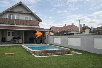 Chcete si užívať relax na terase pri bazéne? Čítajte ďalej..