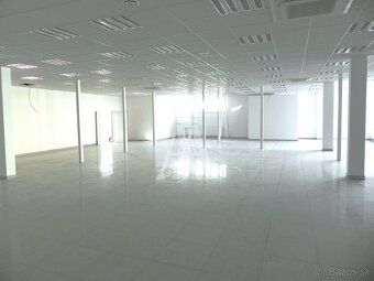 Ponúkame na prenájom obchodné priestory na Jaltskej ulici, v