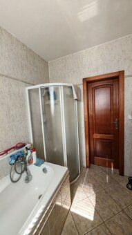 POPIS RODINNÉHO DOMU Jedná sa o samostatne stojaci dvojpodla