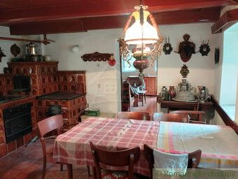 Dobová chalúpka v CHKO Biele Karpaty v katastri obce Chochol