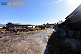 Ponúkame na predaj priestranný areál v obci Dubové, okres Tu