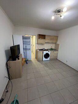 Ponúkame na predaj svetlú a prakticky riešenú garsónku v lok