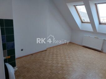 Typ: 4-izbový byt Ulica: Dulovo námestie Mestská časť: Nivy 