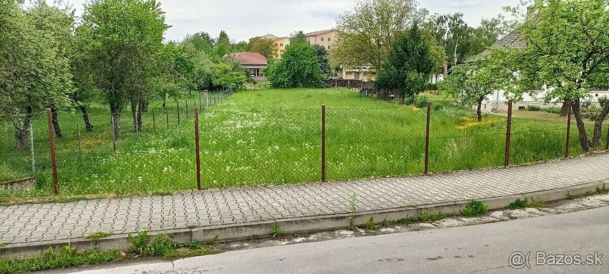 Ponúkam na predaj stavebný pozemok s rozmerom cca 70x20 m v 