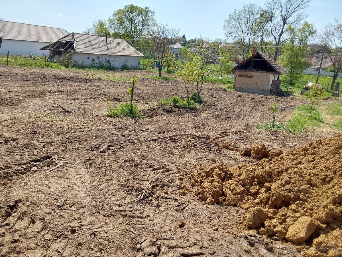 Predám veĺký stavebnÿ pozemok v tichej lokalite o ploche 540