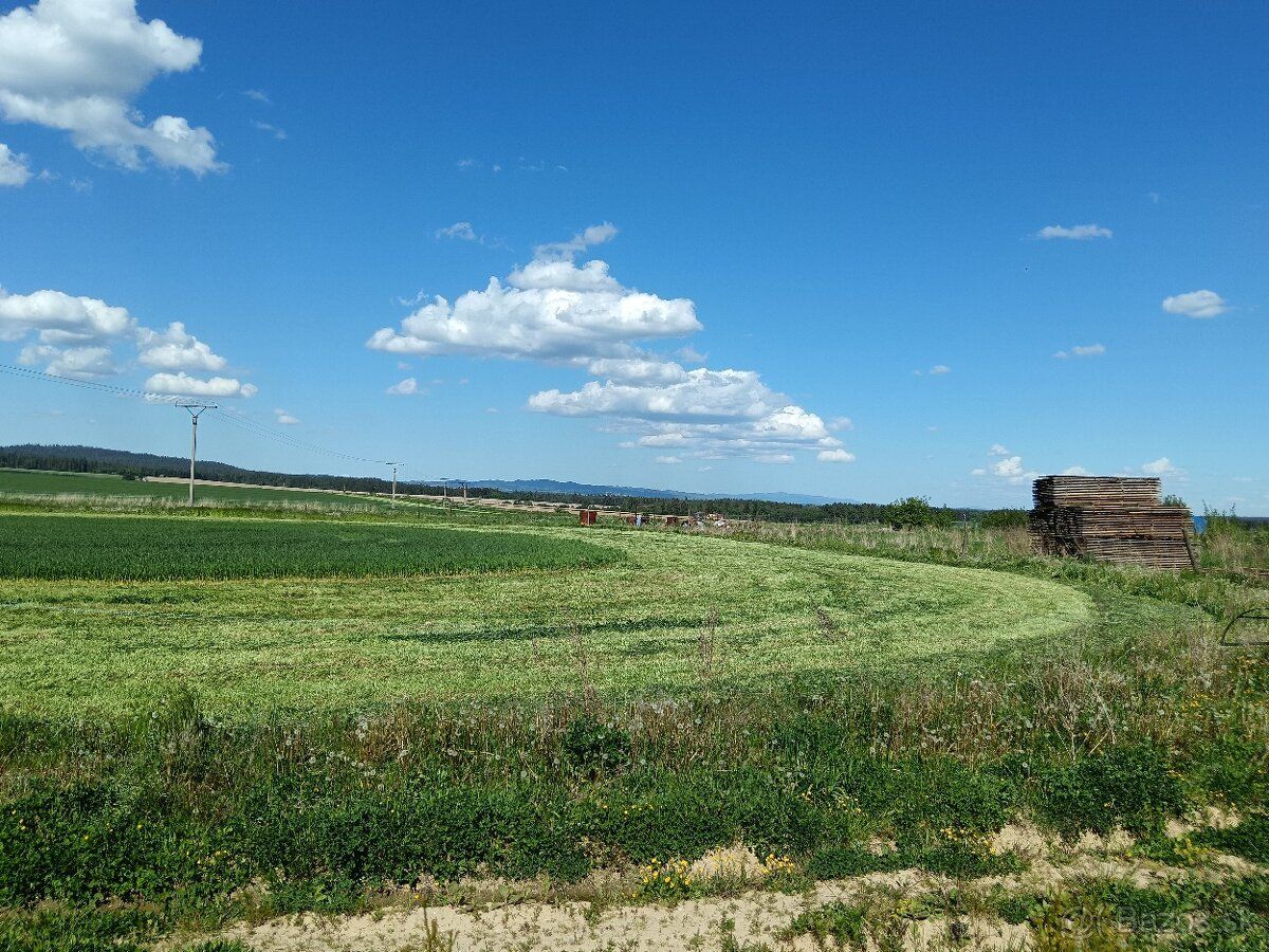 Ponúkam na predaj stavebný pozemok rozdelený na 3 parcely v 