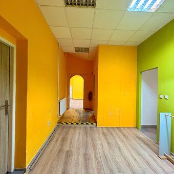 Tento priestor na prenájom s rozlohou 97 m² pozostáva z jedn