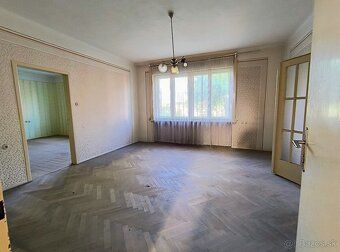 Ponúkam na predaj veľký 4-izbový rodinný dom neďaleko Štúrov