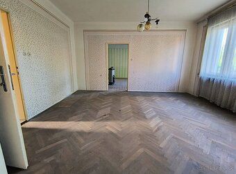 Ponúkam na predaj veľký 4-izbový rodinný dom neďaleko Štúrov