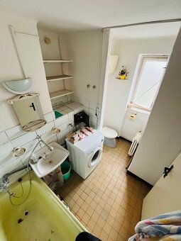 Ponúkam na predaj 2-izbový byt v pôvodnom stave s balkónom, 