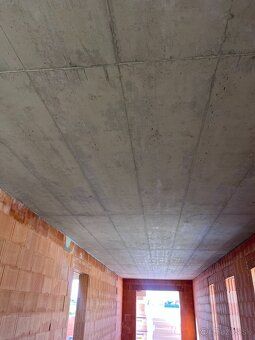Predáme veľký 5 izbový rodinný dom 160 m2 + garáž 23 m2. Nad