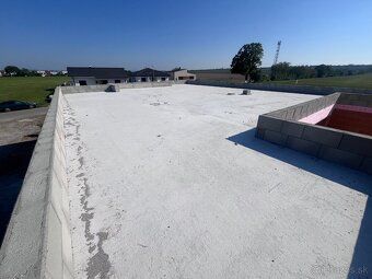Predáme veľký 5 izbový rodinný dom 160 m2 + garáž 23 m2. Nad