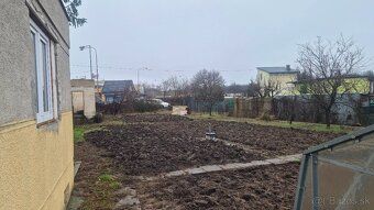 Predam zahradu 590m2 s dvomi chatkami na štrkoch.Na pozemku 
