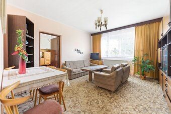 Rodinný dom s rozľahlým pozemkom - fotka inzerátu 1 15 fotie