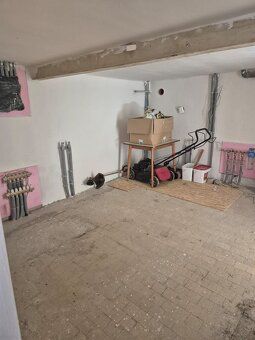 Ponúkam na predaj priestranný dom, 8 izbový, nový majiteľ si