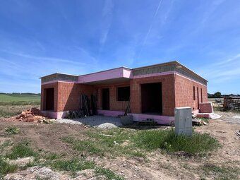 Predáme veľký 5 izbový rodinný dom 160 m2 + garáž 23 m2 na n