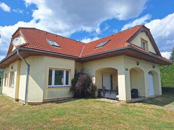 Predám rodinný dom v Detve časť Kostolná. Prízemie: Kuchyňa,