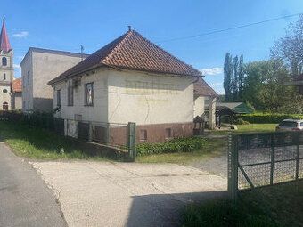 Predám rodinný dom v Detve časť Kostolná. Prízemie: Kuchyňa,