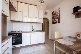Na predaj 3-izbovy byt o výmere 69,5m2. Byt je čiastočne zre