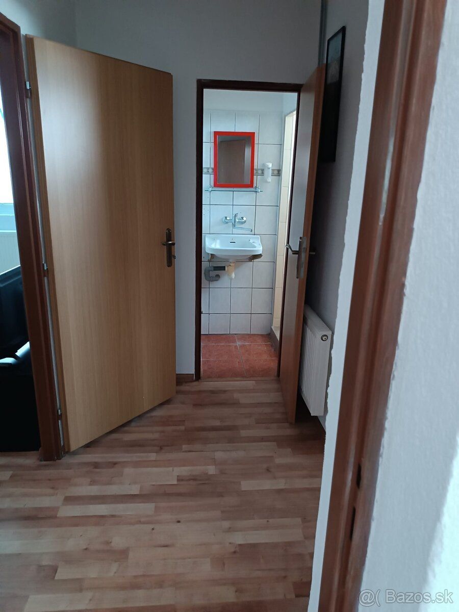 Dám do prenajmu samostatnú časť rodinného domu pre 4 osoby.P