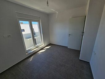 LaHoreal.eu ponúka na preaj moderný radový dom s bazénom v M