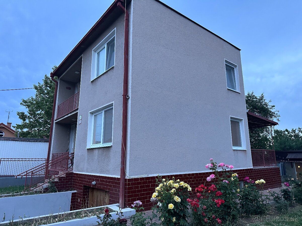 Ponúkam v Štúrove na predaj rodinný dom (výmera 458 m²), res