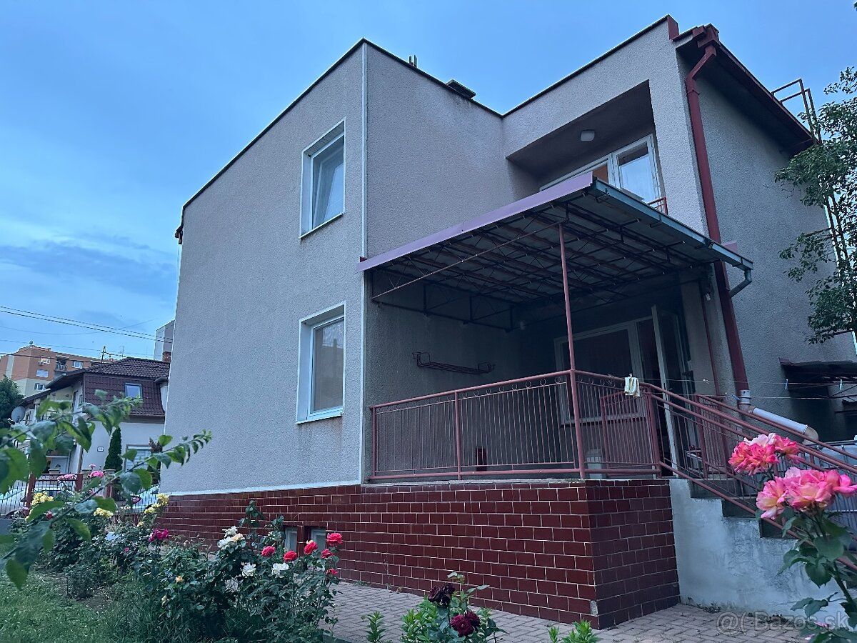 Ponúkam v Štúrove na predaj rodinný dom (výmera 458 m²), res
